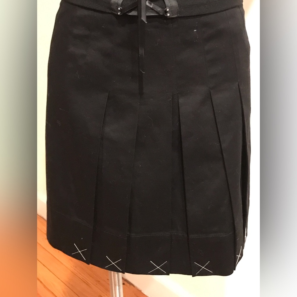 Ann Taylor Loft Black Pleated MiniSkirt Zipper Back SiZ  2P Never Worn Great con